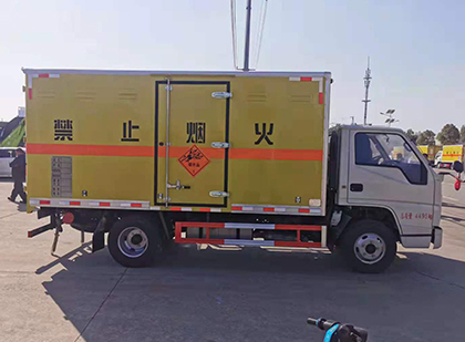 长武爆破器材运输车工人安全操作规范与智能技术保障